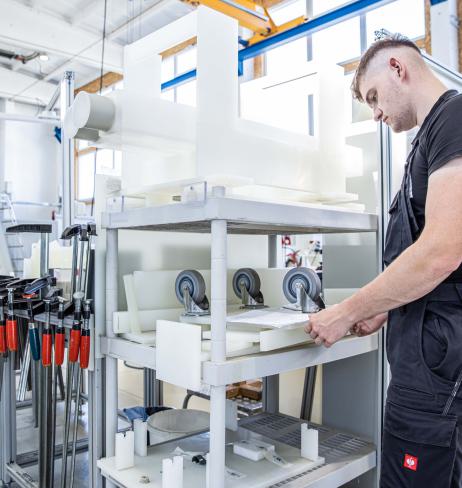 Mitarbeiter prüft Kundenauftrag